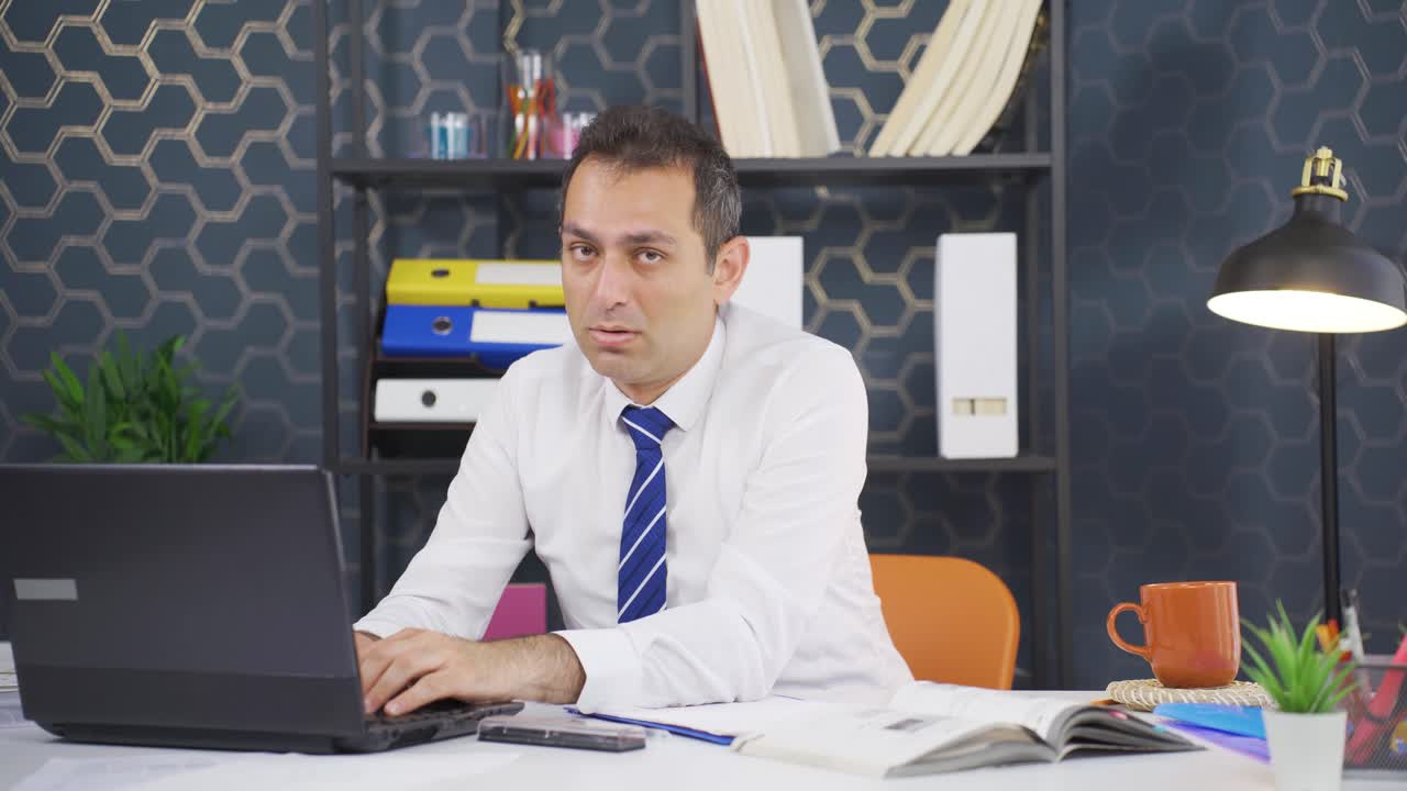 피곤하고 지친 사업가의 초상화입니다.