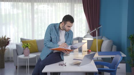 un hombre de negocios independiente de casa usa una computadora portátil.