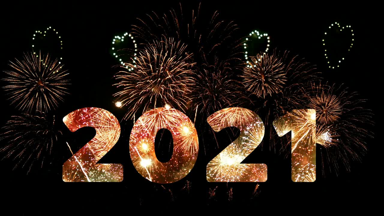 4k. bucle sin problemas de fuegos artificiales del año 2021 saludando durante la celebración de la cuenta atrás de la víspera del año nuevo, verdadero festival de fuegos artificiosos dorados y en forma de corazón en el cielo en la noche con una exhibición colorida