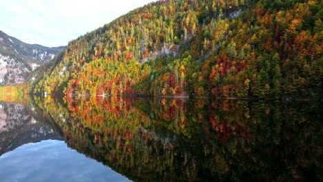 Los-Bosques-Otoñales-Se-Reflejan-En-El-Agua-Del-Lago-Toplitz-En-Los-Alpes-Austriacos.