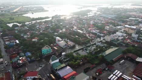 Rotierende-Drohnen-Luftaufnahme,-Die-Das-Stadtbild-Und-Einige-überflutete-Orte-Und-Autobahnen-Zeigt,-Die-Den-Tropischen-Sturm-Aus-Dagupan-City,-Philippinen,-Verursacht-Haben