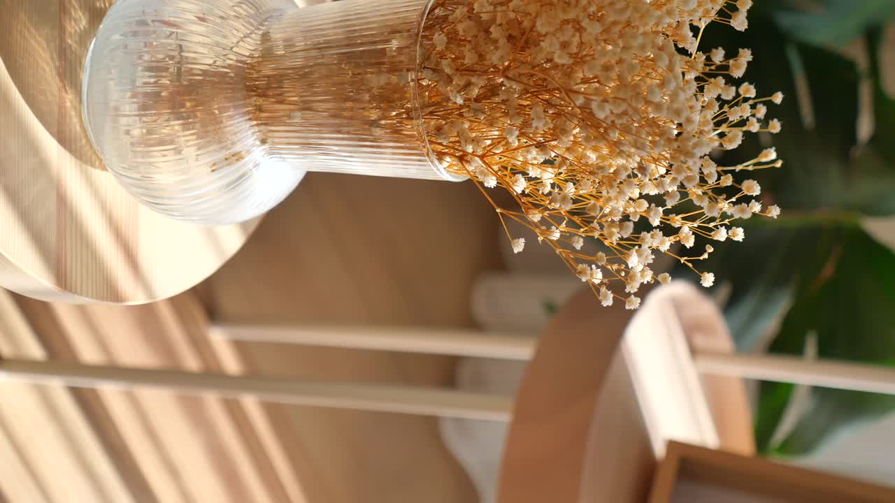 테이블 위 꽃병에 꽂힌 꽃