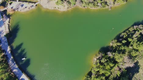 Revelación-De-Arriba-Hacia-Abajo-Del-Lago-Mpeletsi-En-Grecia-En-Un-Día-Soleado