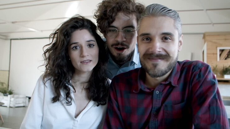Amici sorridenti in videochiamata al portatile
