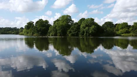 Vista-Pintoresca-De-La-Orilla-Del-Río-En-Mote-Park,-Situado-En-Maidstone,-Kent,-Reino-Unido.