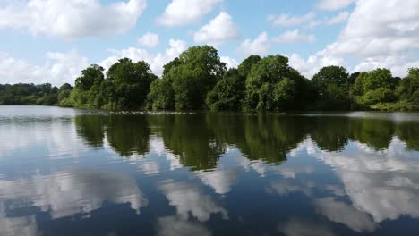pintoresca vista de la orilla del río en el parque mote, situado en maidstone, kent en el reino unido