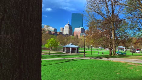 Schöner-Spaziergang-Durch-Einen-Stadtpark-Mit-Beeindruckender-Skyline-Im-Hintergrund