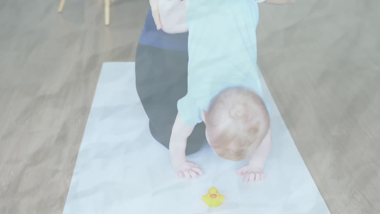 단어의 애니메이션 안전하게 집에 머물며 백인 여성이 아기와 놀고 있습니다.