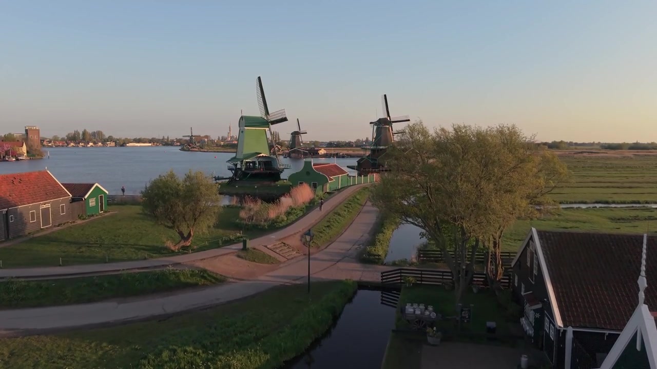 Incredibile video con drone dei mulini a vento all'alba nei Paesi Bassi
