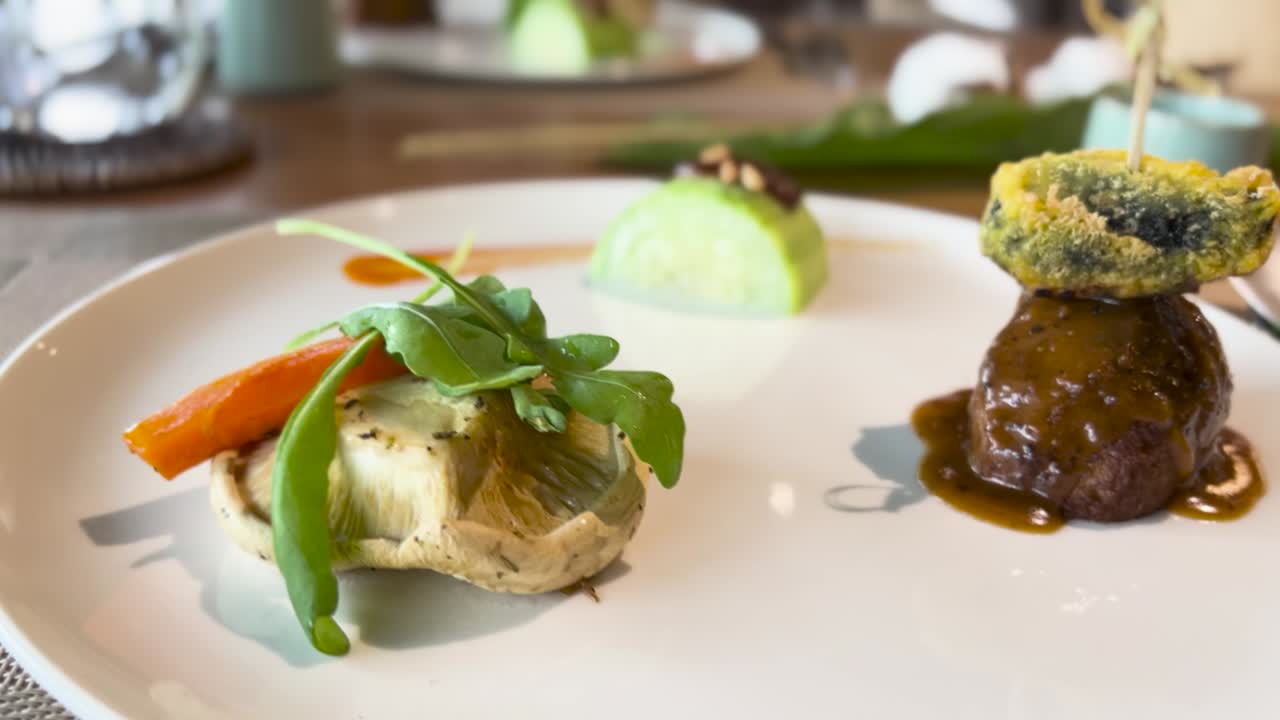 un plato de setas de pimienta negra para una buena cena vegana