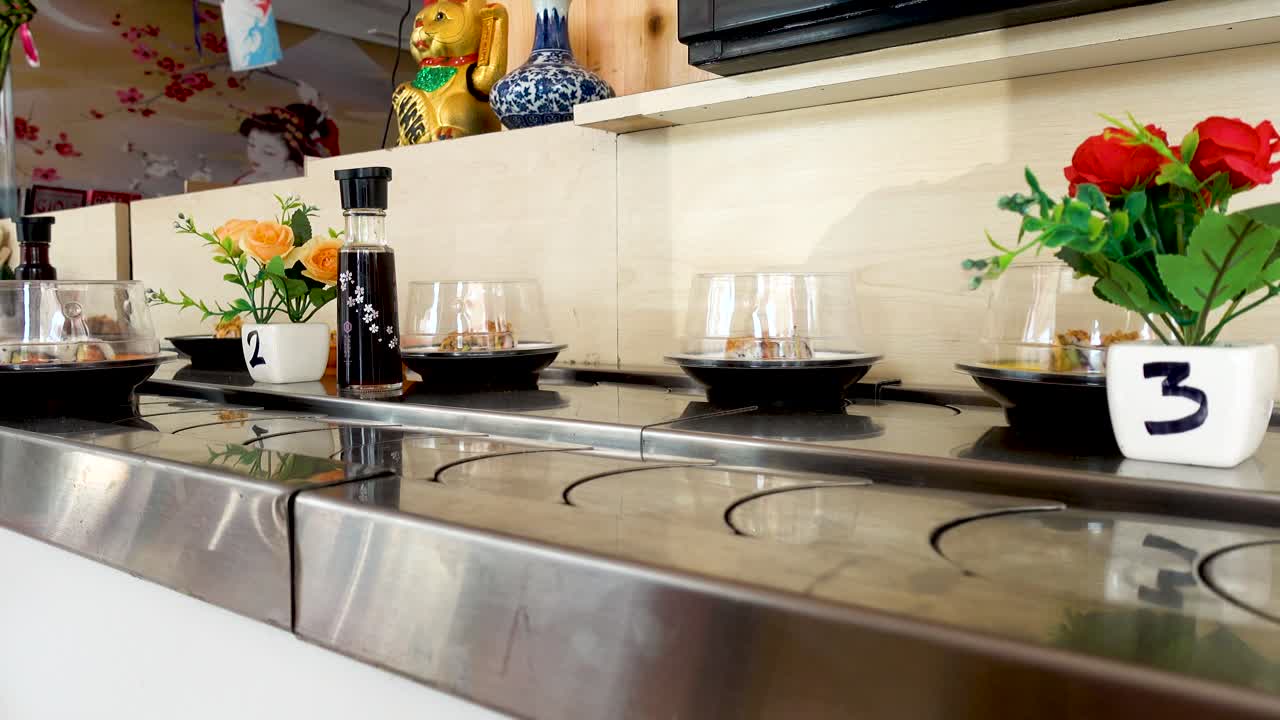 restaurante japonés, sushi todo lo que puedas comer, cinta transportadora de sushi