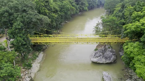 Imágenes-Aéreas-De-Drones-Del-Puente-Amarillo-Sobre-El-Río-Cahabon-Cerca-Del-Parque-Nacional-Semuc-Champey-En-Guatemala-Rodeado-De-árboles-De-Selva-Verde-Brillante-Cerca-De-Chicanutz