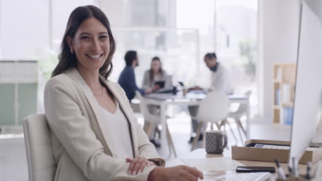 mujer de negocios confiada orgullosa de su éxito