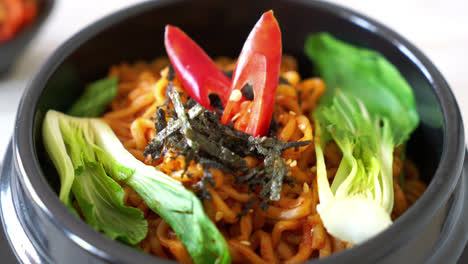 korean-instant-noodles-with-vegetable-and-kimchi