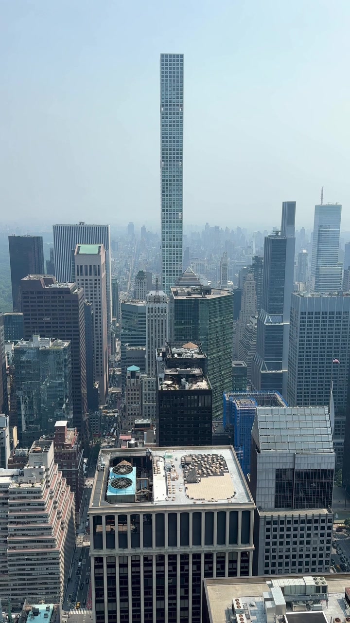 Vista diurna elevada dos arranha-céus e ruas movimentadas de Manhattan a partir de um edifício alto. Perfeito para conceitos de negócios, finanças, desenvolvimento urbano, viagens e metropolitanos