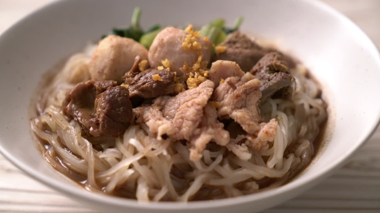 sopa de fideos de arroz con cerdo guisado