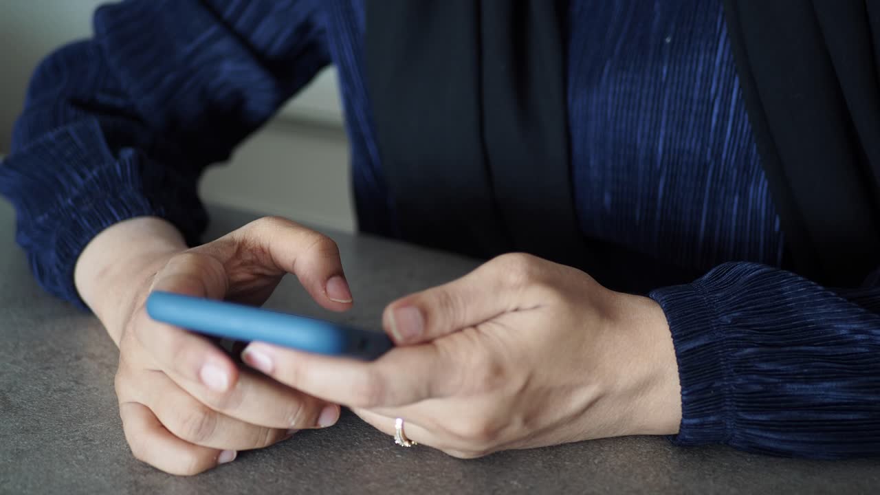 mujer usando un teléfono móvil