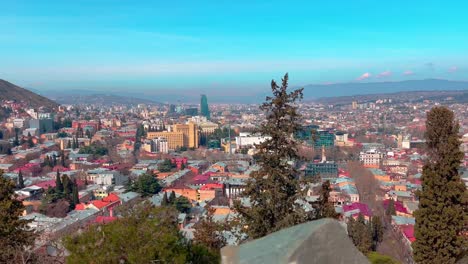 vista a través de las rocas en tbilisi