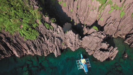 Saque-La-Toma-Aérea-Revelada-De-Formaciones-De-Roca-Caliza-En-Una-Hermosa-Isla-En-Palawan,-Filipinas