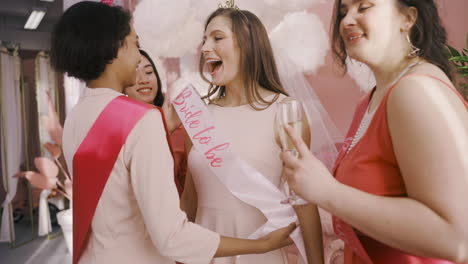 그녀의 친구와 함께 행복 총각 소녀의 보기를 닫습니다