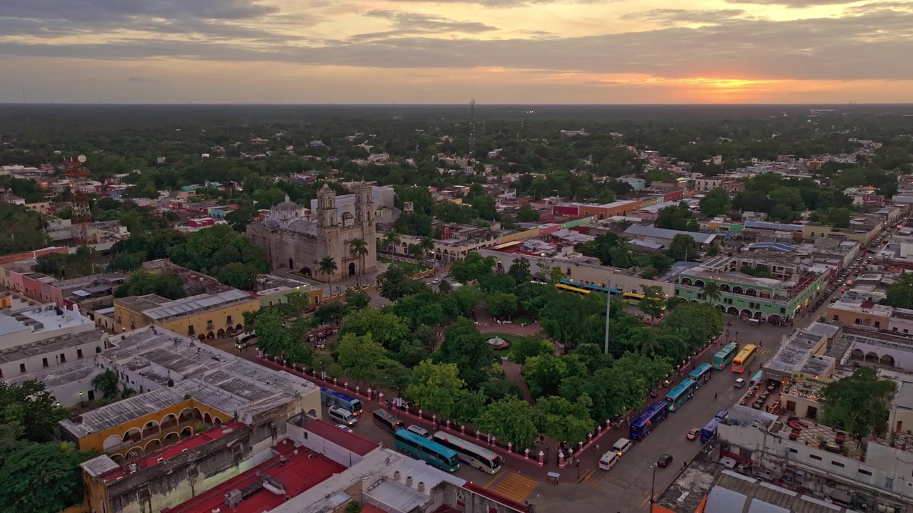 Valladolid, Yucatan, Meksika'nın tarihi şehir merkezinin üzerinden hava görüntüsü; renkli kolonyal binalar ve merkezi meydandan yayılan sokaklar.