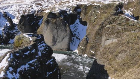 islandia escénica vista panorámica del cañón fjadrargljufur en invierno