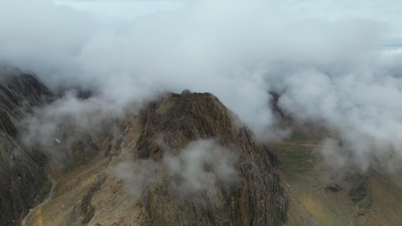 impresionante vista aérea de las hermosas montañas de afganistán, mostrando su esplendor natural y entorno tranquilo, naturaleza de montaña, naturaleza pacífica