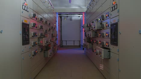 sala de control de paneles eléctricos