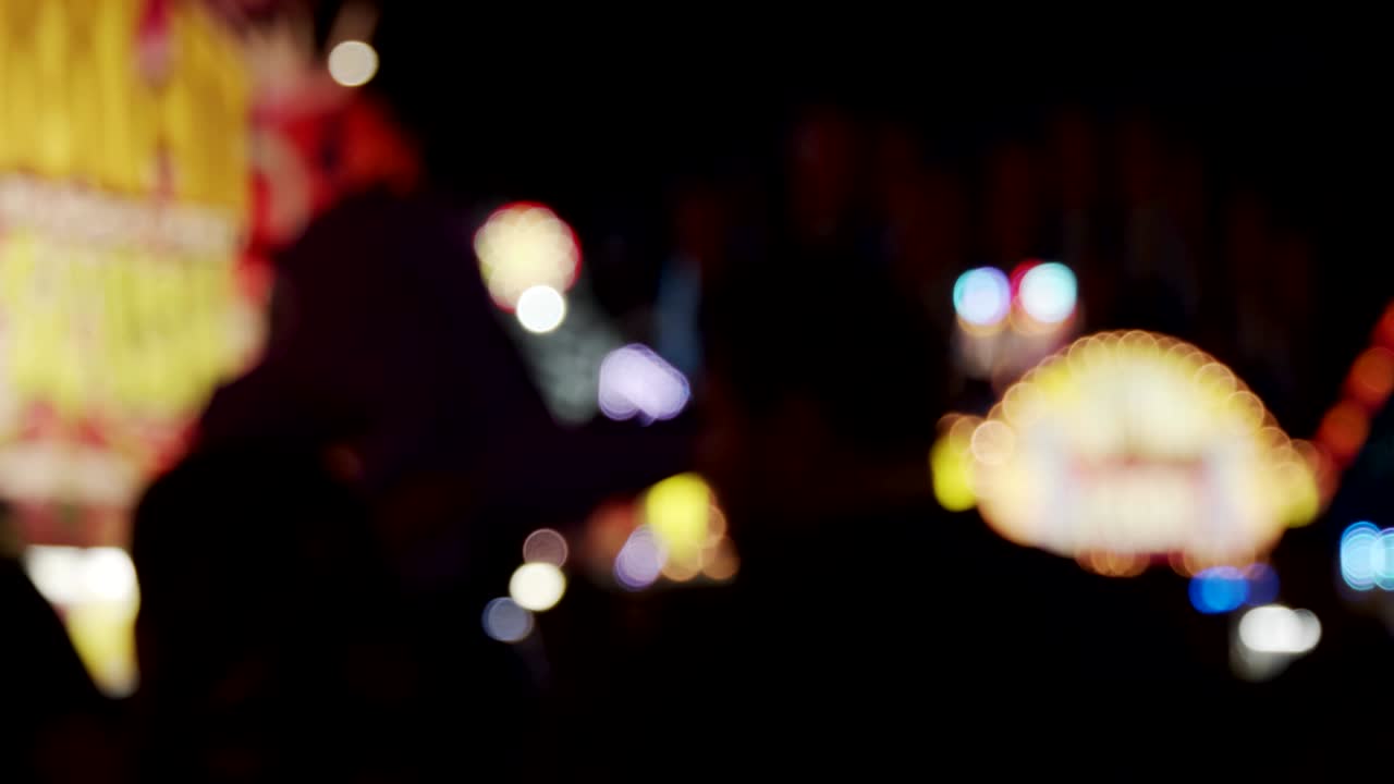 el recinto de la feria de carnaval por la noche. imágenes desenfocadas.