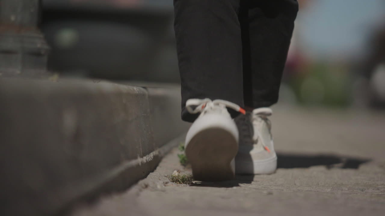 거리에서 고 있는 사람