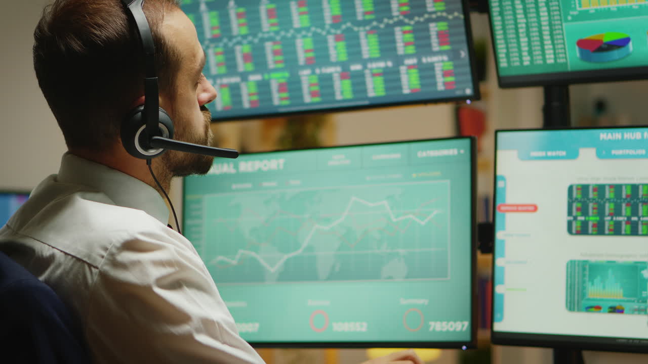 corredor con auriculares comprobando el mercado de valores