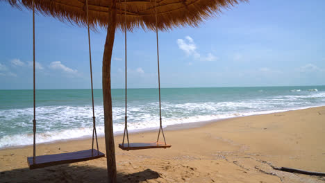 columpiarse en la playa con fondo de cielo azul y mar océano