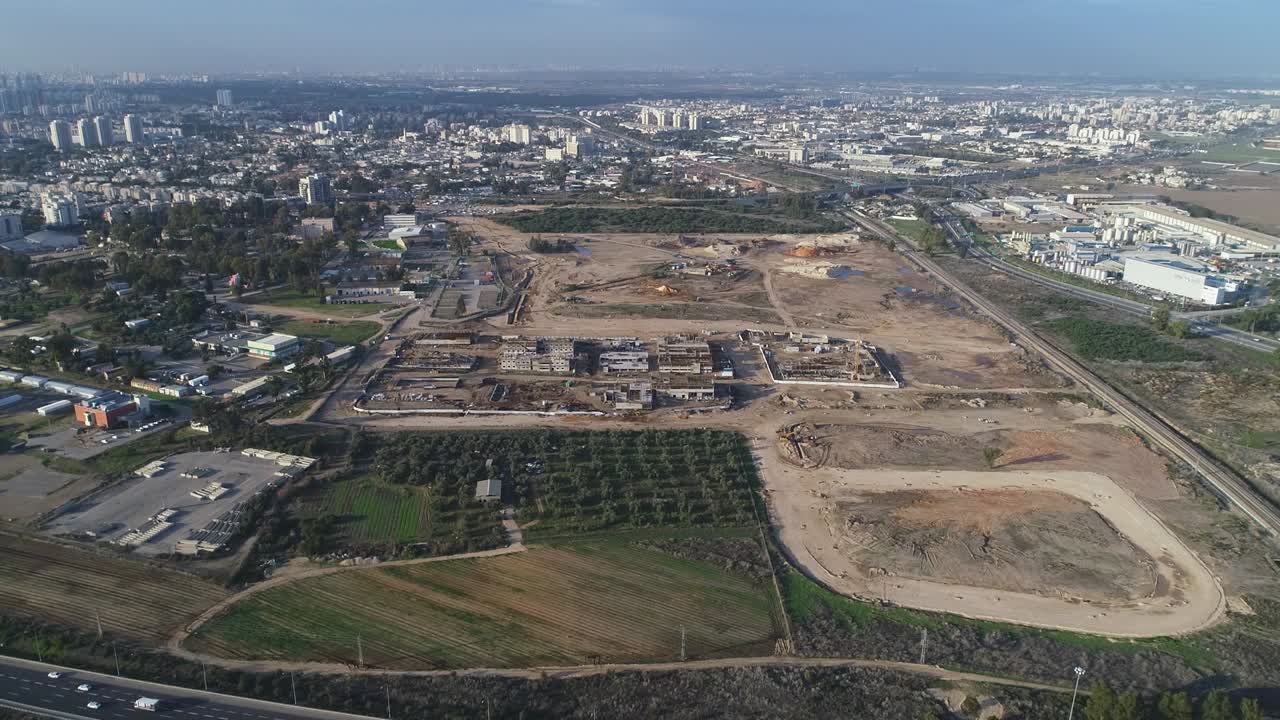 vista aérea sobre israel campos abiertos con carreteras de tráfico y vista agrícola. vista panorámica amplia sobre la agronomía y las tierras de cultivo en el campo del país de oriente medio