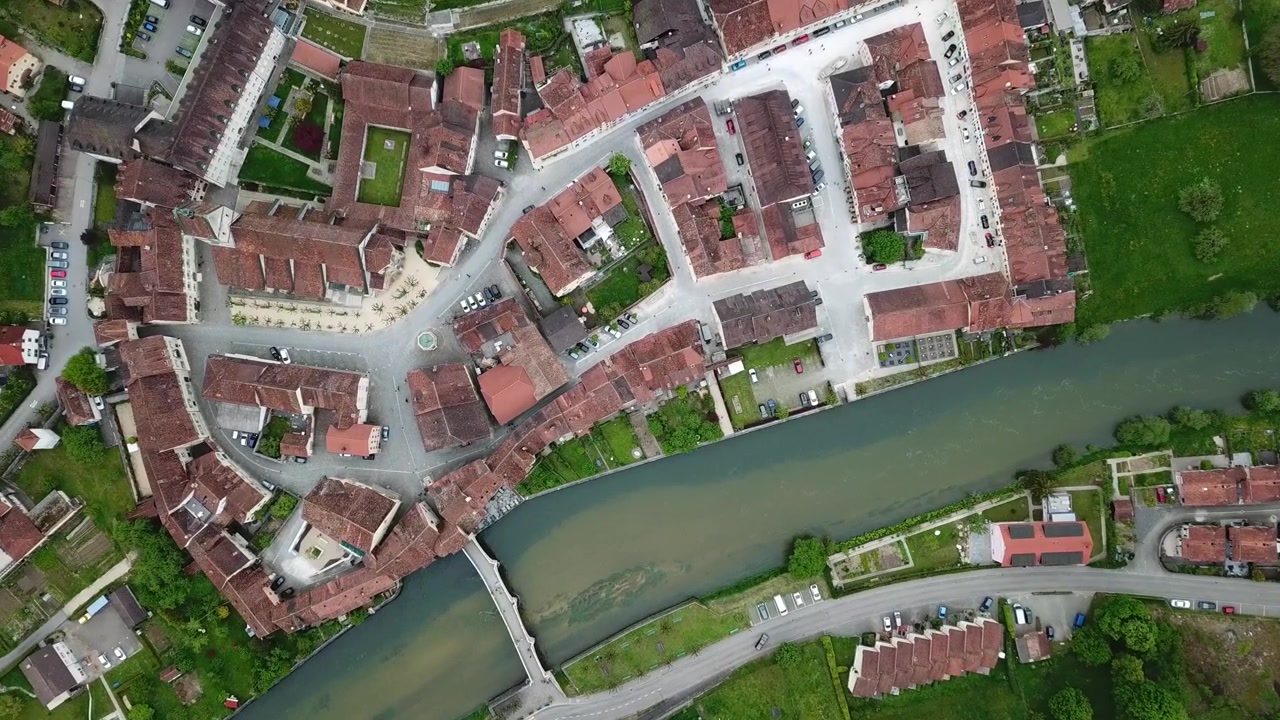 Vista a volo d'uccello del ponte e del fiume a Saint Ursanne, Giura, Svizzera