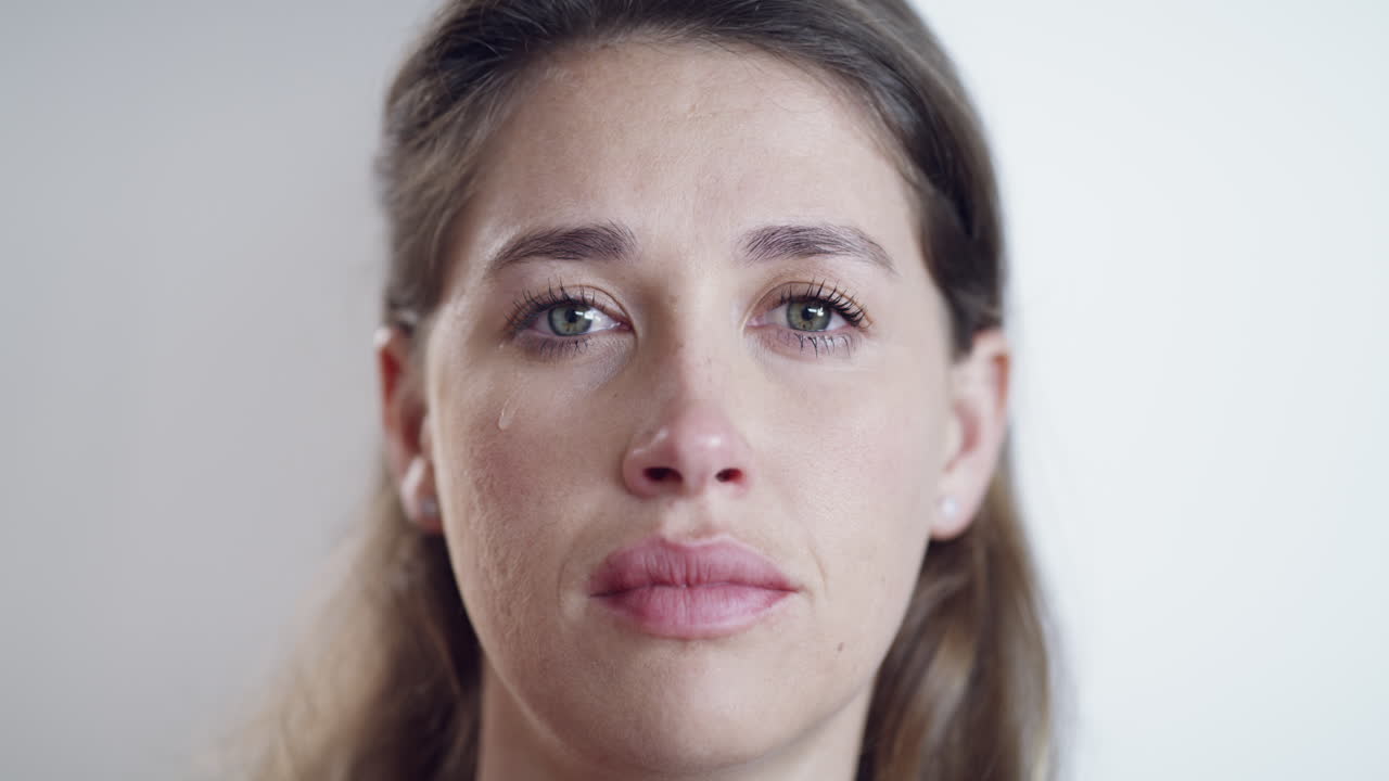 deprimido, llorando y triste rostro de una mujer buscando