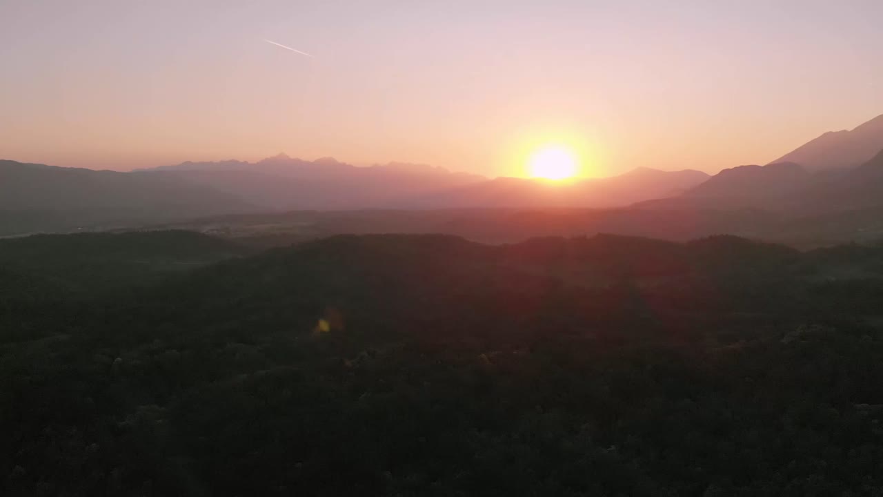espectaculares rayos de sol detrás de la silueta de una montaña