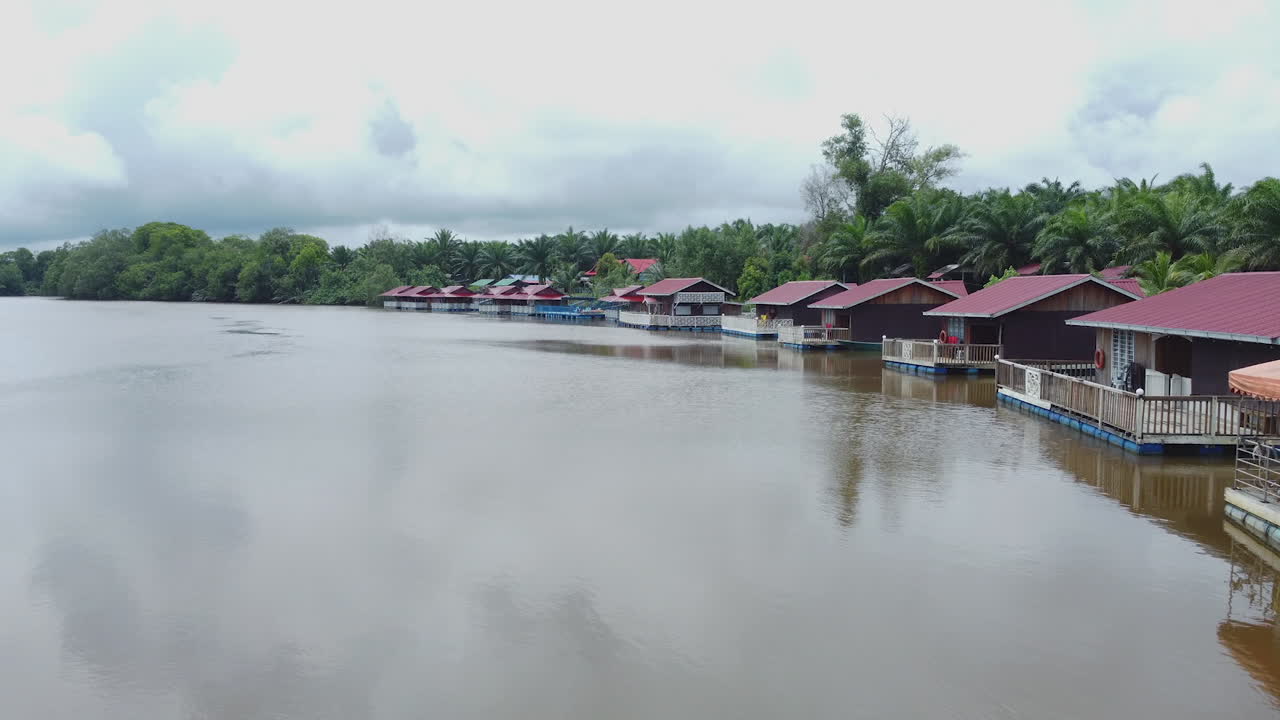 vista de drones de casas de huéspedes flotantes en rompin pahang, malasia