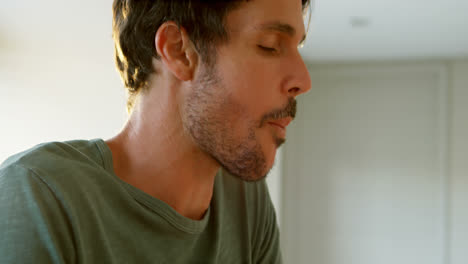 mujer alimentando a su hombre 4k