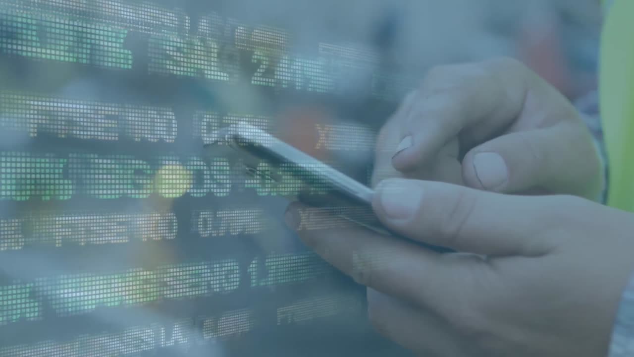 hombre usando teléfonos inteligentes y datos