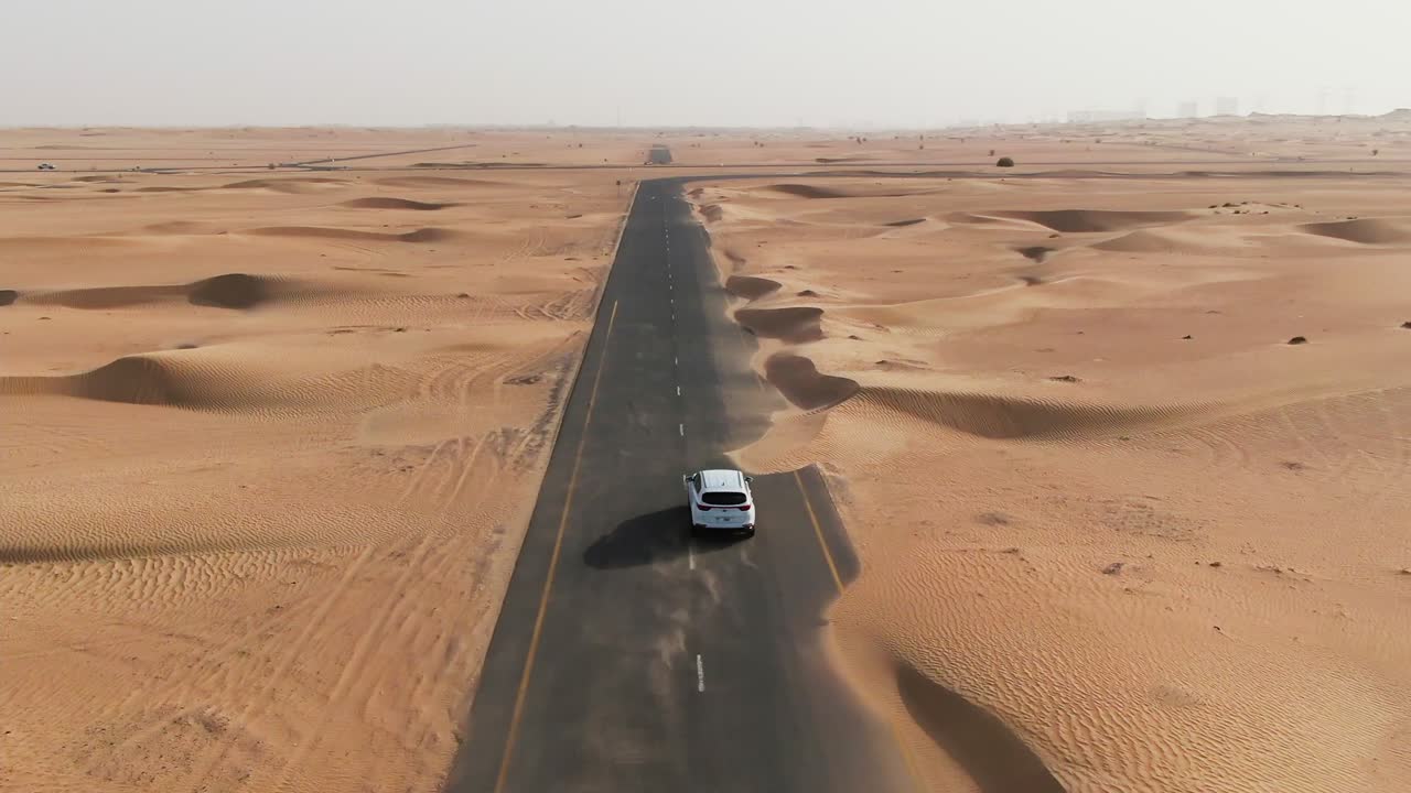 coche blanco en un camino del desierto