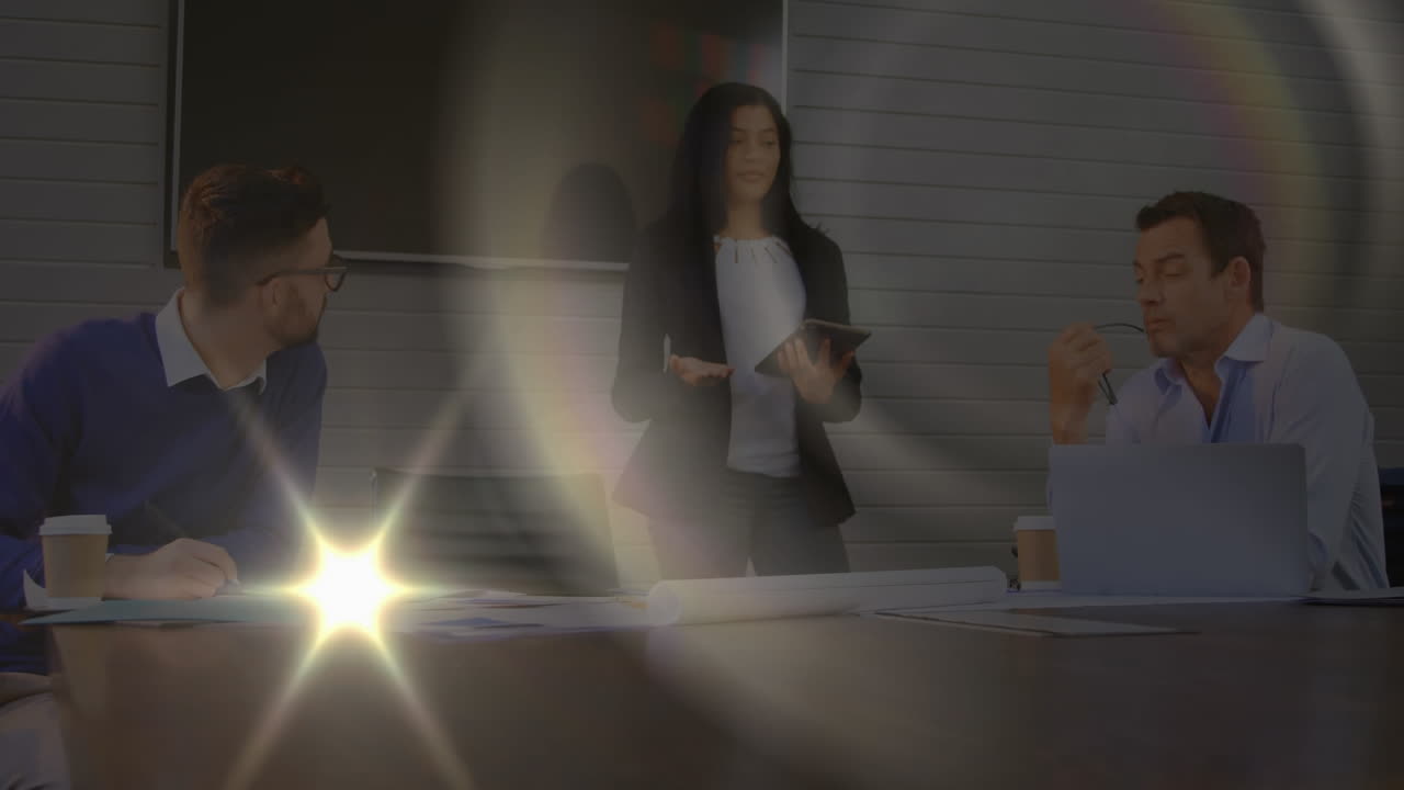 Animation af glødende lys, der bevæger sig over forretningsfolk, der arbejder på kontor