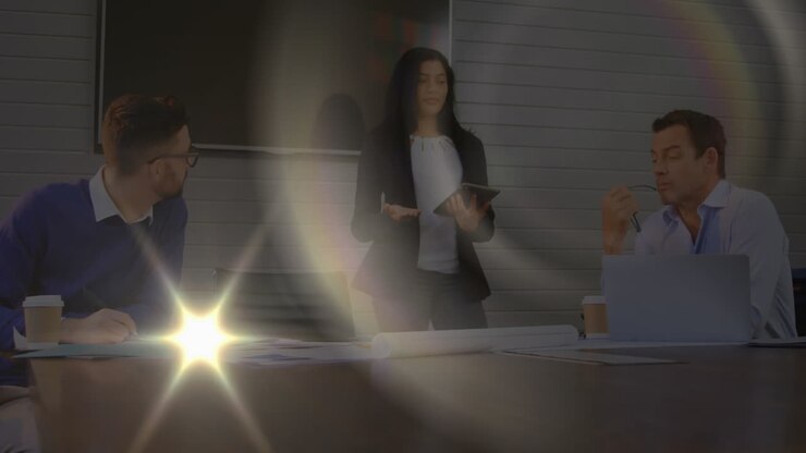 Animation af glødende lys, der bevæger sig over forretningsfolk, der arbejder på kontor
