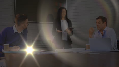 animación de luz brillante que se mueve sobre personas de negocios que trabajan en la oficina