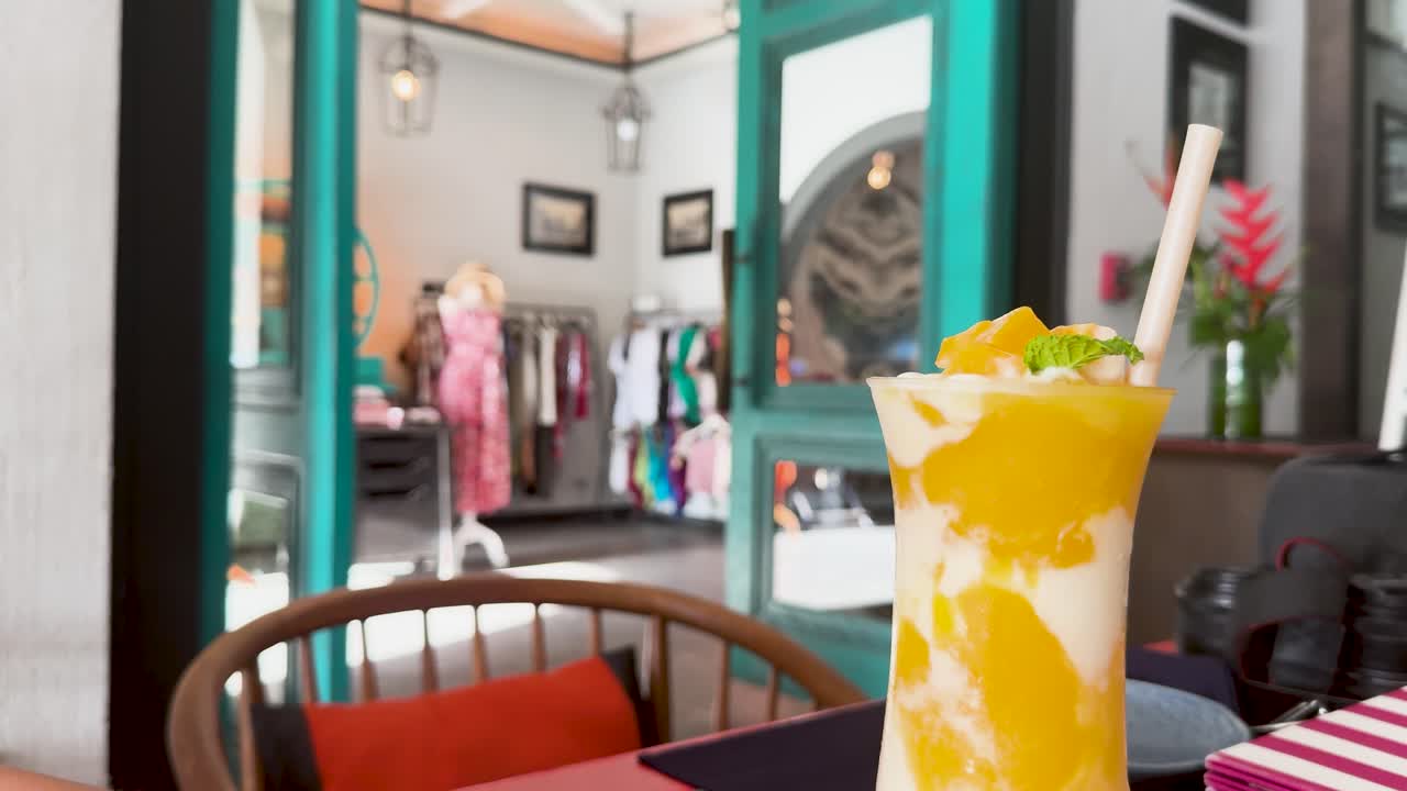 화려한 열대 테일이 태국 푸켓의 럭셔리 리조트 로비의 테이블 위에 앉아 있습니다.