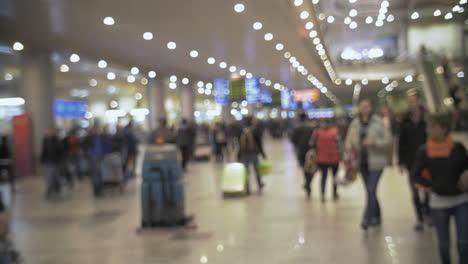 Multitud-De-Personas-En-El-Hall-Del-Aeropuerto