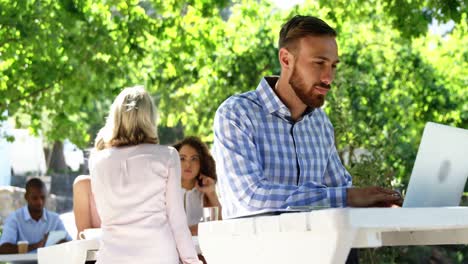 Hombre-Usando-Laptop-En-Restaurante