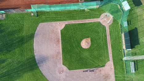 Aufsteigende-Und-Rotierende-Obenliegende-Ansicht-Des-Grünen-Schönen-Baseballfeldes-In-Deutschland