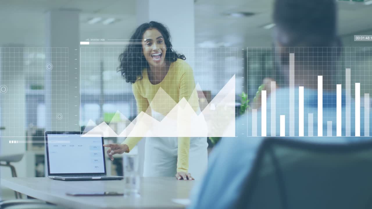 animación del procesamiento de datos financieros sobre diversas personas de negocios que trabajan en la oficina