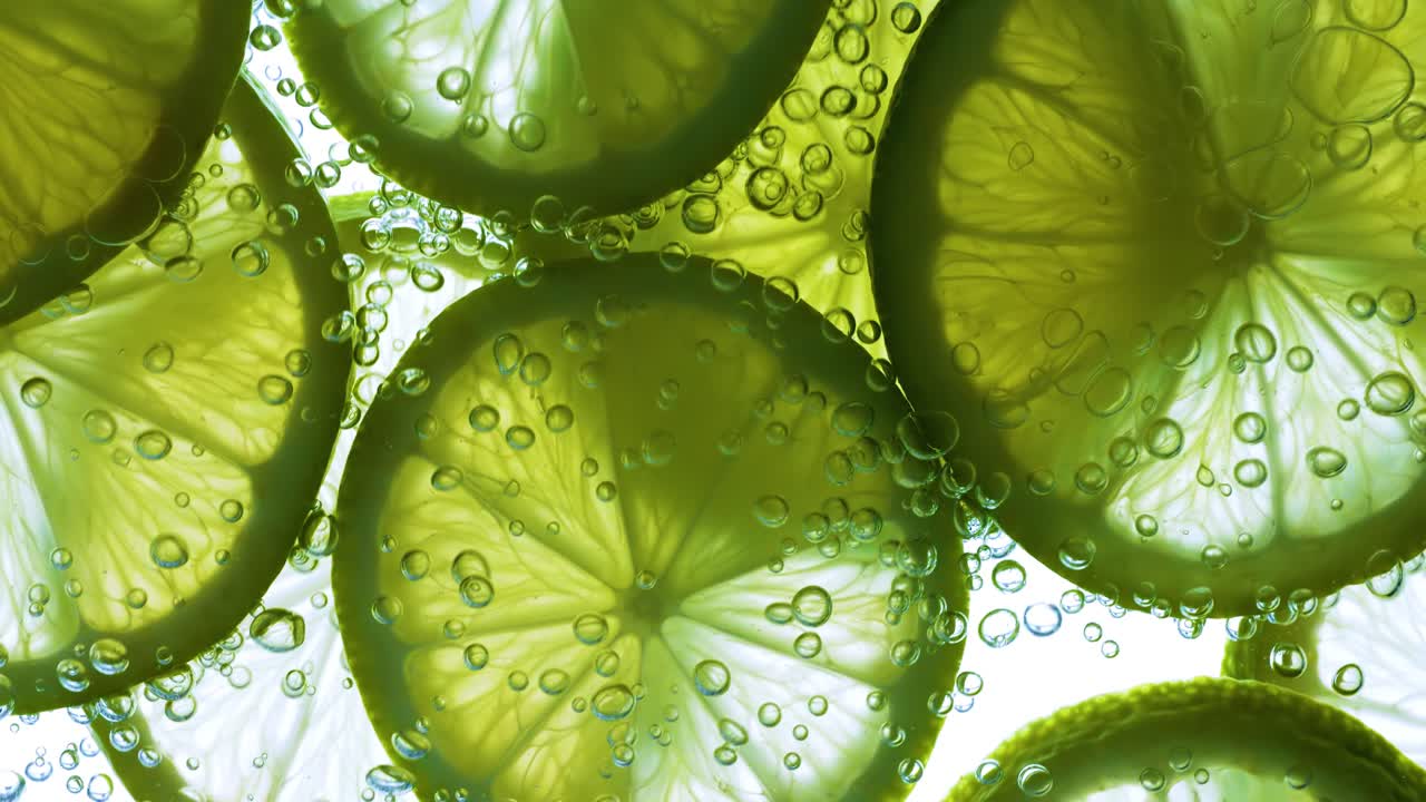 수중 깊숙이 떨어지는 라임 슬라이스, 슈퍼 슬로 모션 카메라 1000fps