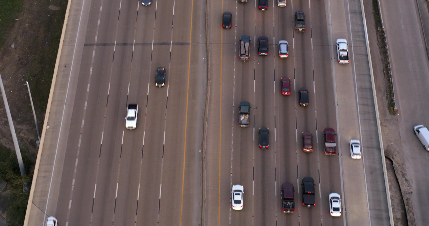 Veduta a volo d'uccello di auto sull'autostrada I-10 Ovest ed Est a Houston, Texas.